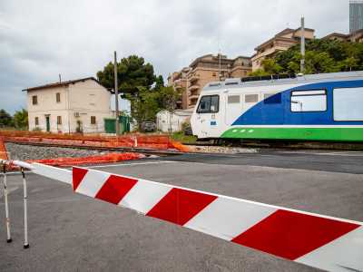 Proprio mentre parliamo ecco passare un treno. �Ovviamente � particolare vivere a ridosso dei binari -  sottolinea il giovane - ma dopo un po' ci si fa l'abitudine�